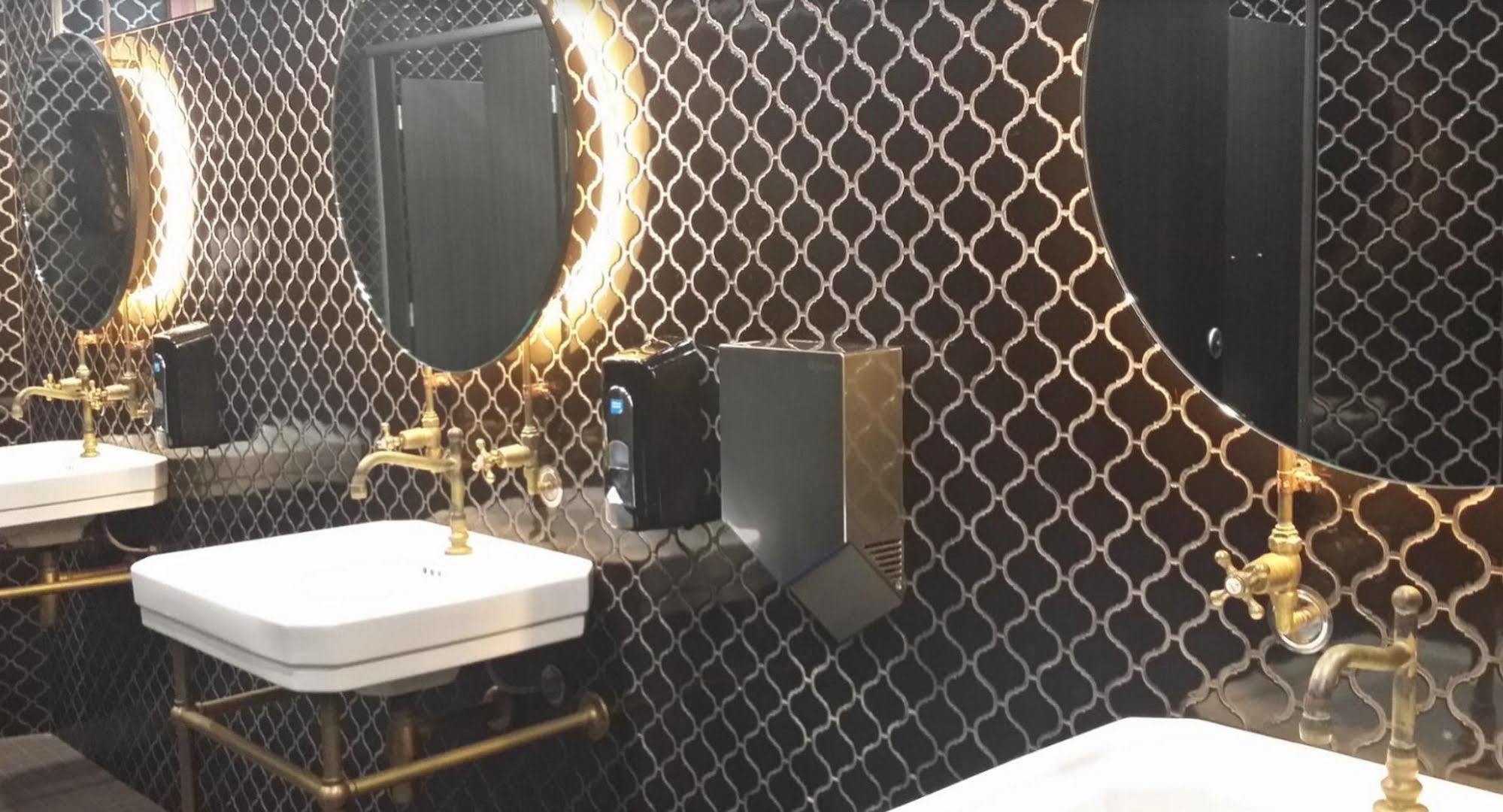 The Lucky Hotel Нюкасъл Екстериор снимка
